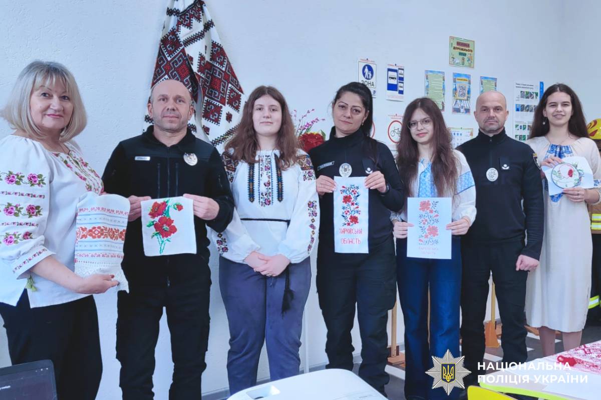 На Харківщині поліцейські та діти долучилися до всеукраїнського проєкту «Нитки, що пишуть історію!»