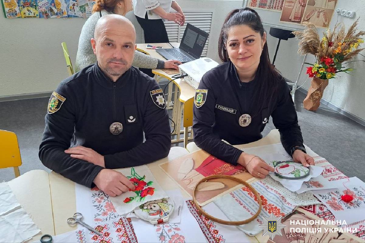 На Харківщині поліцейські та діти долучилися до всеукраїнського проєкту «Нитки, що пишуть історію!»
