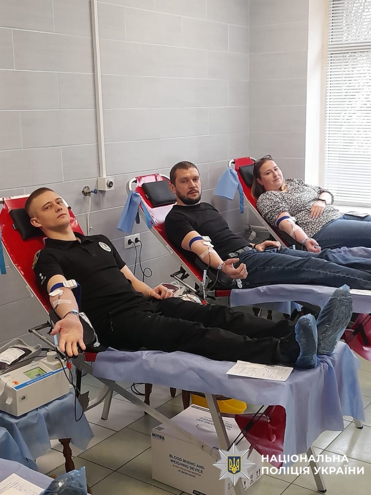На фото зображені поліцейські які долучилися до донації