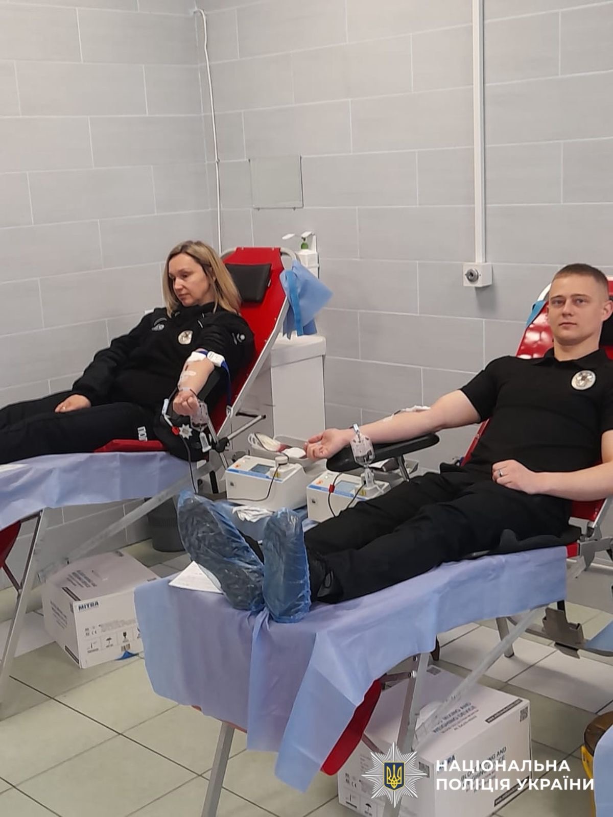 На фото зображені поліцейські які долучилися до донорства