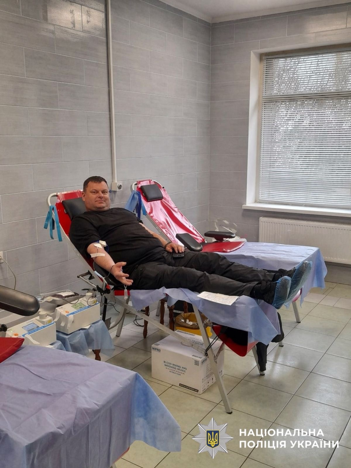 На фото зображений поліцейський який долучився до здачі крові