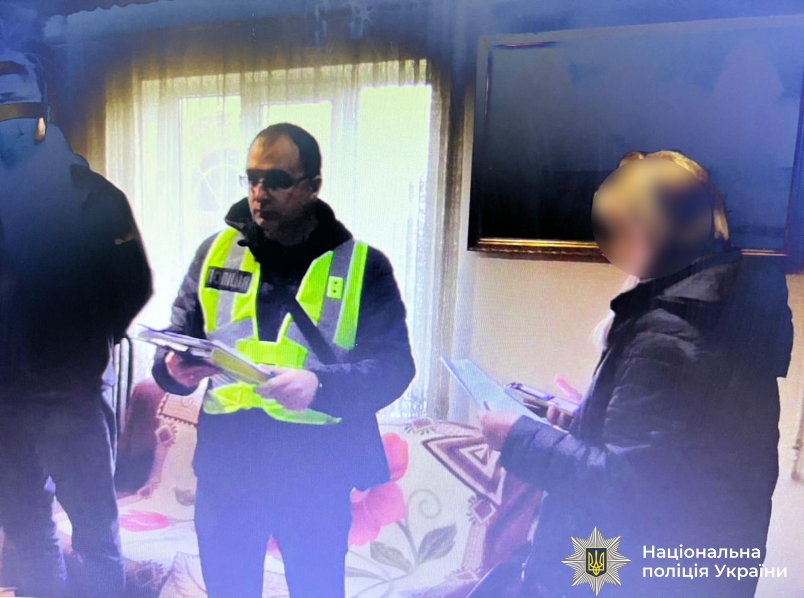 Поліцейські спільно зі співробітниками СБУ в Івано-Франківській області викрили 47-річну мешканку Косівського району, яка поширювала пропаганду тоталітарного режиму.