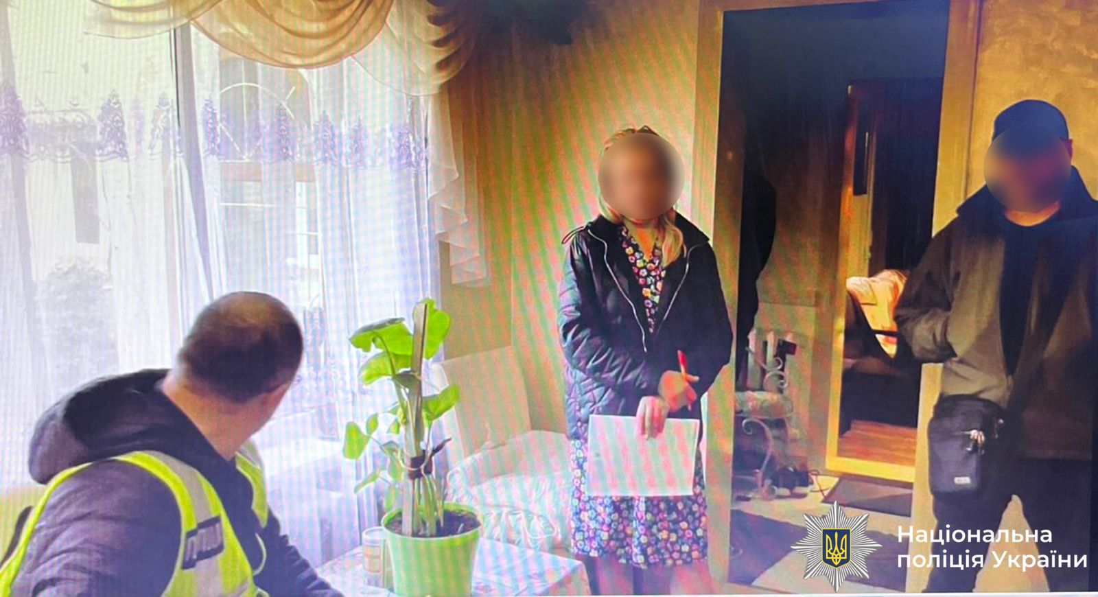 На Косівщині поліцейські повідомили про підозру жінці за поширення комуністичної символіки в інтернеті