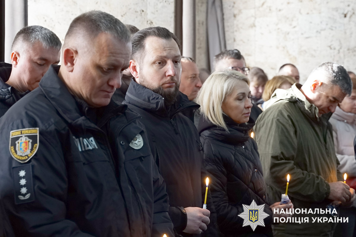 Поліцейські з свічками