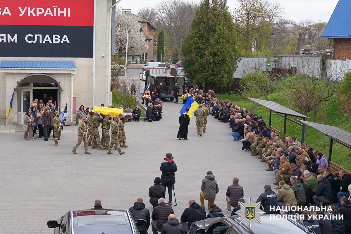 Люди стали на коліна перед загиблим
