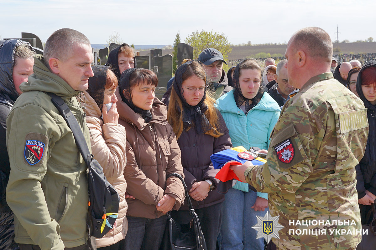 Командир загиблого вручає прапор родині