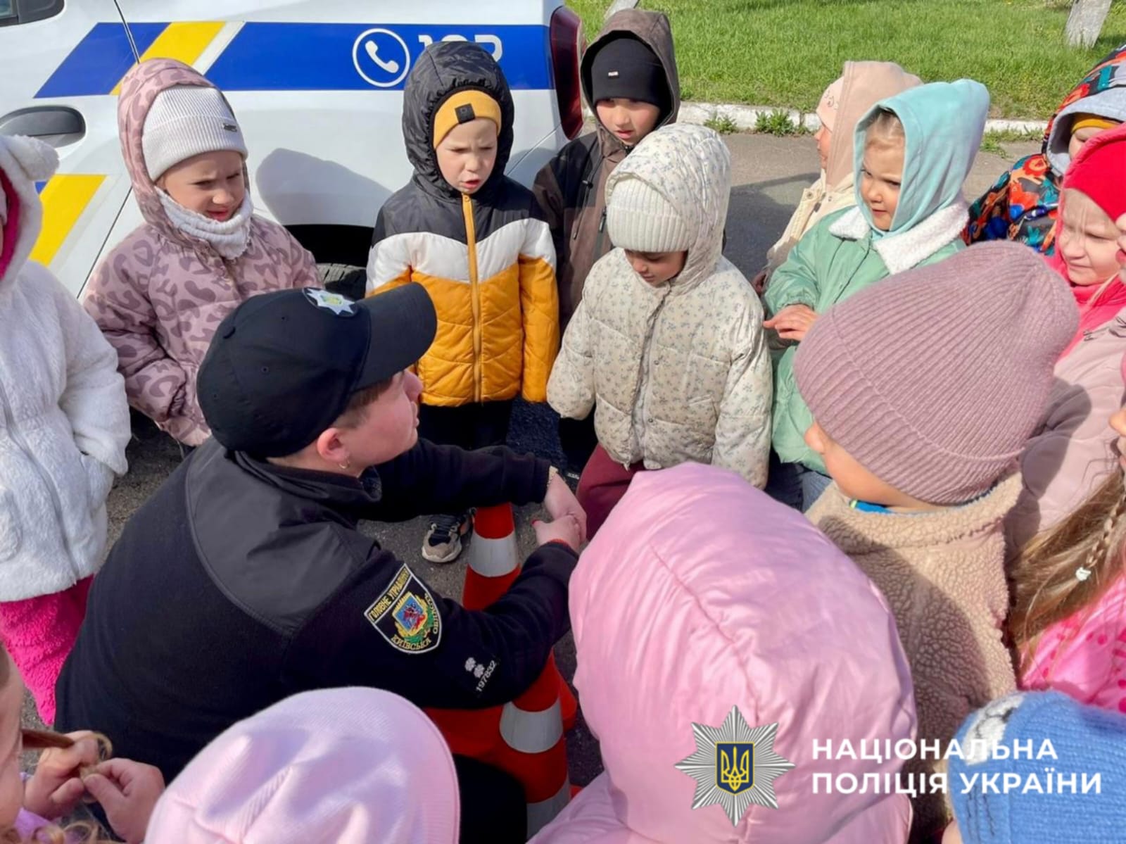 На фото зображено дітей та працівників поліції