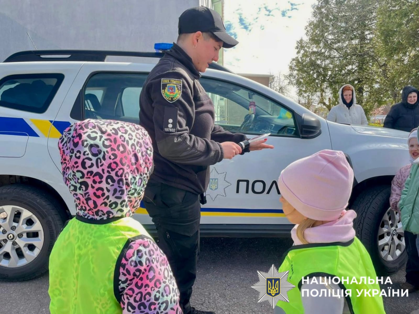 На фото зображено дітей та працівників поліції