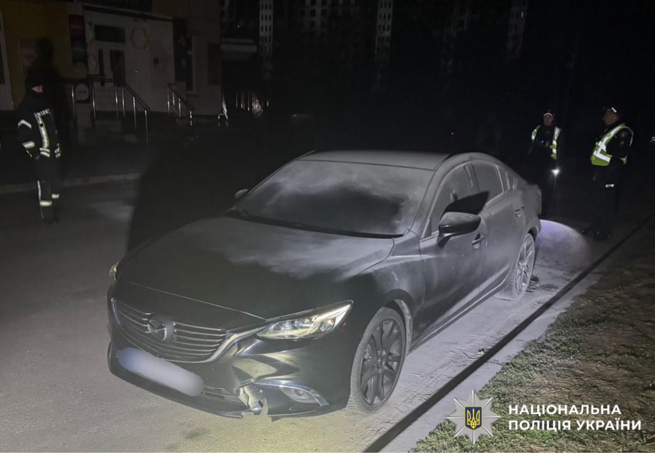 На фотографії зображено автомобіль, який зловмисник умисно підпалив.