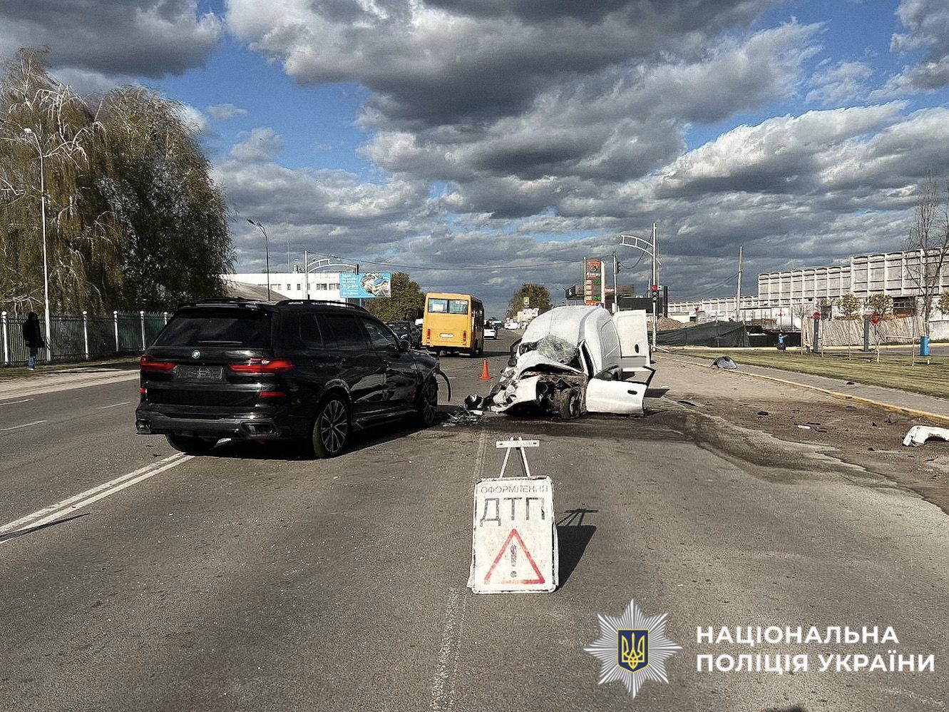На фотографії зображено місце ДТП та атомобілі, які є учасниками події.