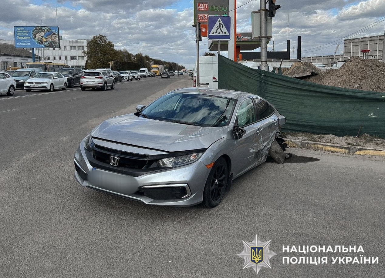 На фотографії зображено місце ДТП та атомобіьі, який є учасником події.