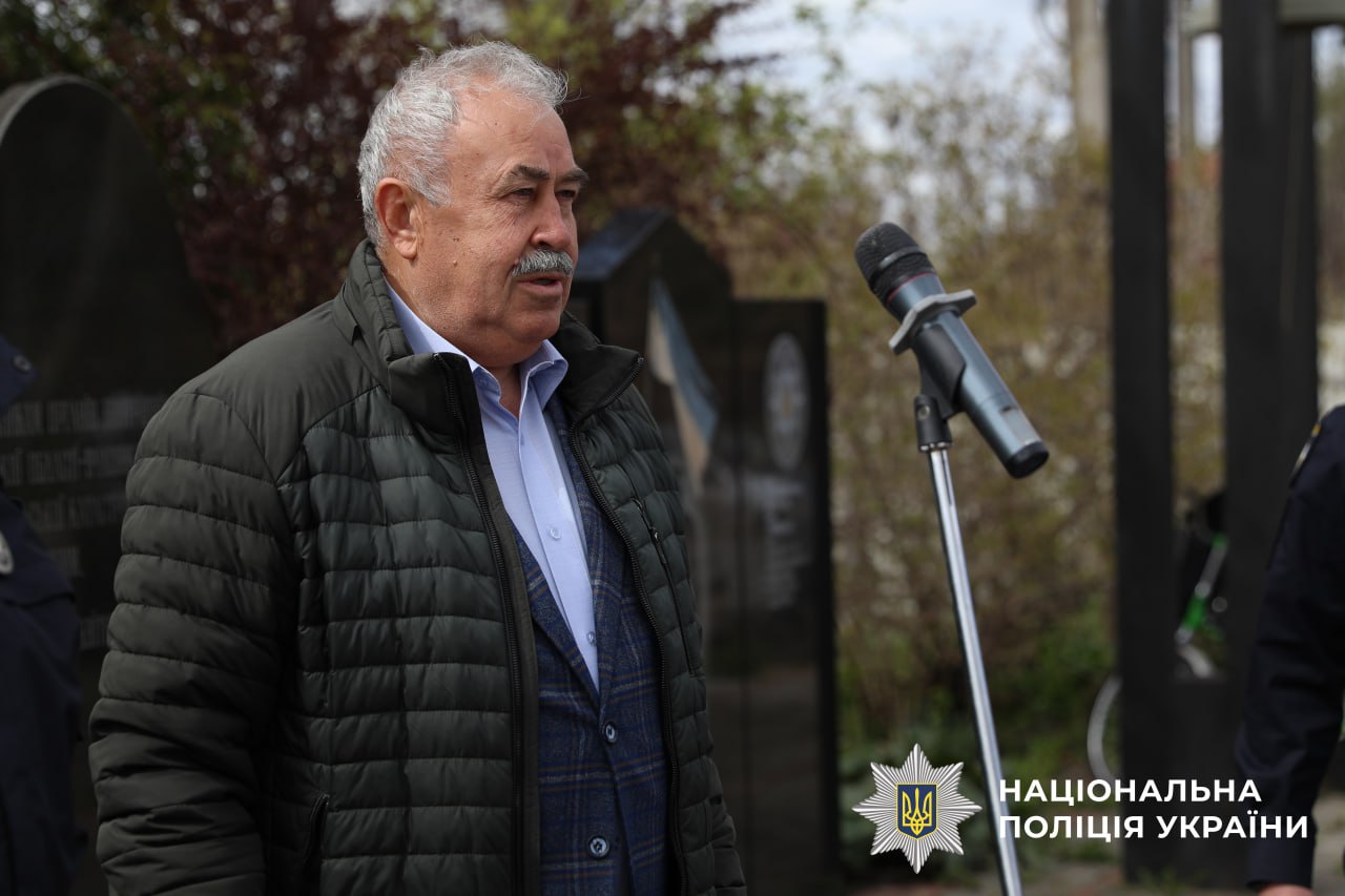 На фотографії зображено вшанування у 40 роковини памʼяті жертв катастрофи на Чорнобильській АЕС.