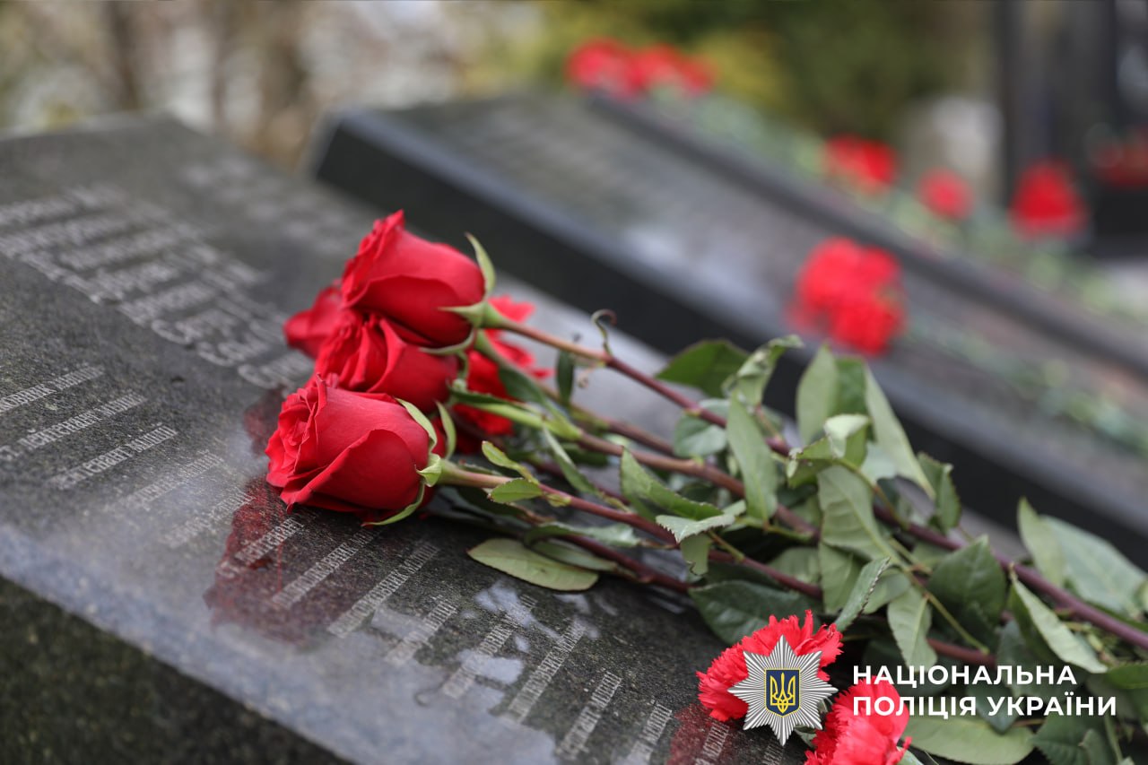 На фотографії зображено вшанування у 40 роковини памʼяті жертв катастрофи на Чорнобильській АЕС.