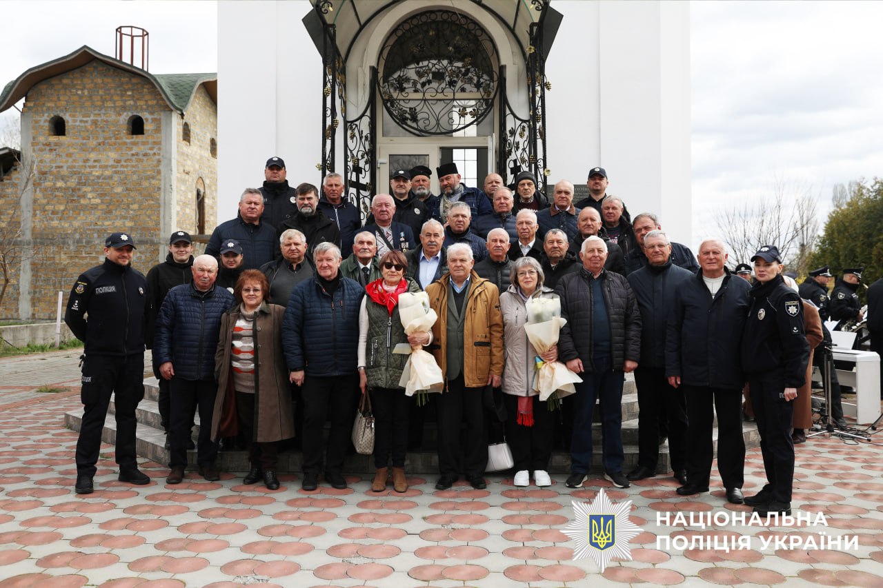 На фотографії зображено вшанування у 40 роковини памʼяті жертв катастрофи на Чорнобильській АЕС.