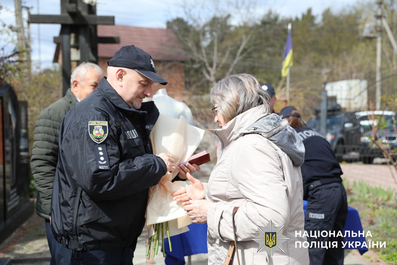 На фотографії зображено вшанування у 40 роковини памʼяті жертв катастрофи на Чорнобильській АЕС.