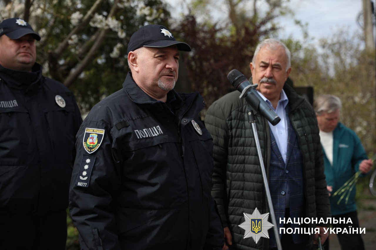 На фотографії зображено вшанування у 40 роковини памʼяті жертв катастрофи на Чорнобильській АЕС.