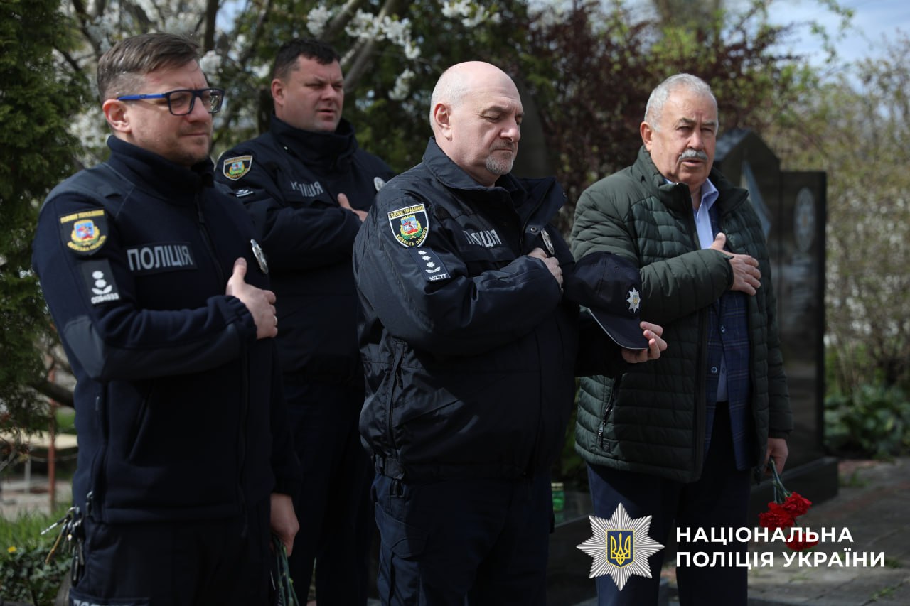 На фотографії зображено вшанування у 40 роковини памʼяті жертв катастрофи на Чорнобильській АЕС.