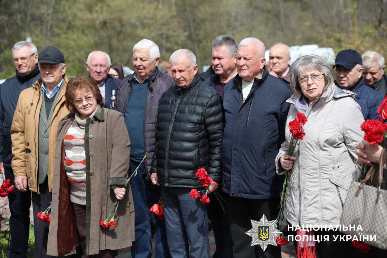 На фотографії зображено вшанування у 40 роковини памʼяті жертв катастрофи на Чорнобильській АЕС.