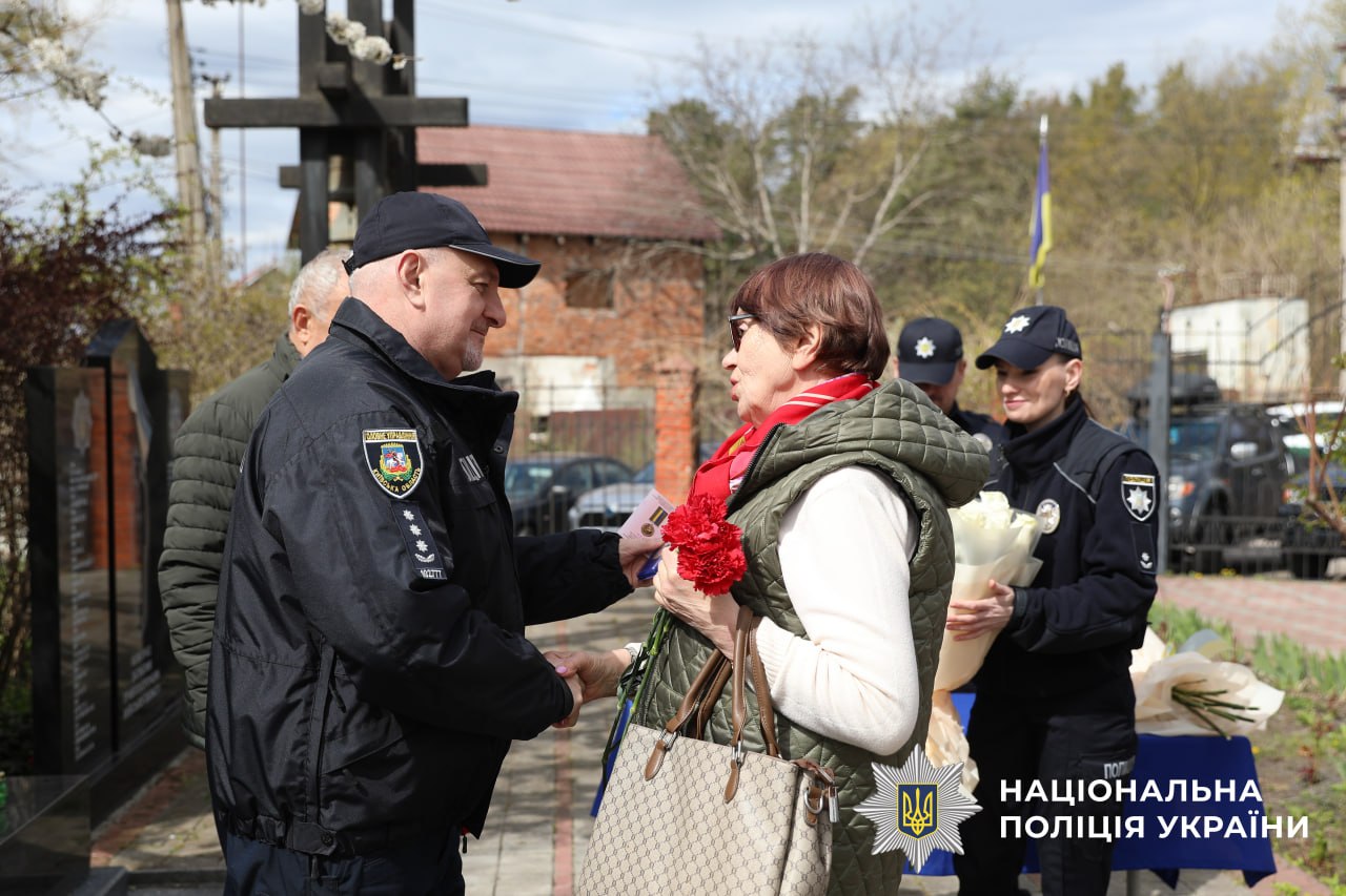 На фотографії зображено вшанування у 40 роковини памʼяті жертв катастрофи на Чорнобильській АЕС.