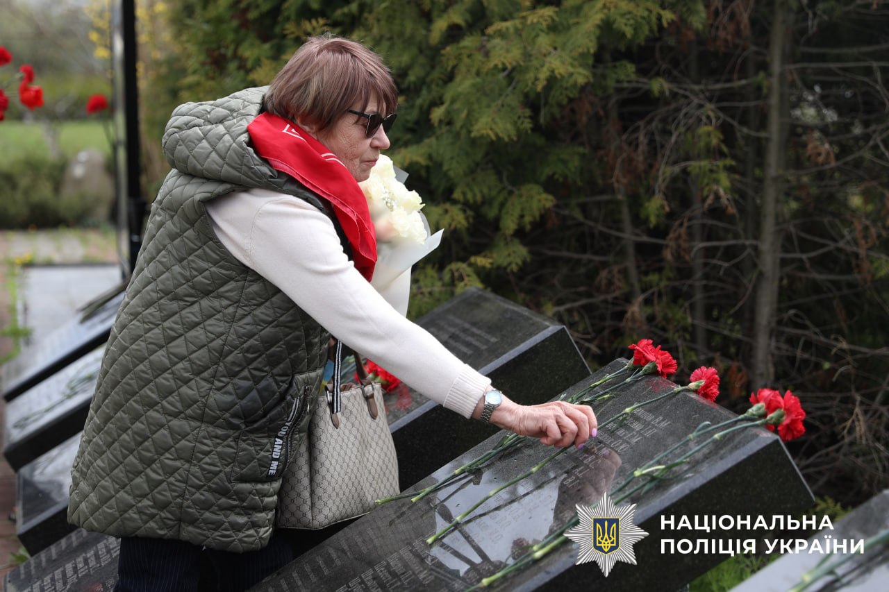 На фотографії зображено вшанування у 40 роковини памʼяті жертв катастрофи на Чорнобильській АЕС.