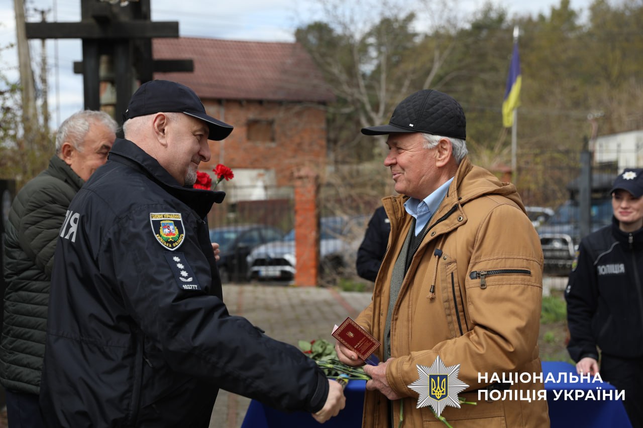 На фотографії зображено вшанування у 40 роковини памʼяті жертв катастрофи на Чорнобильській АЕС.