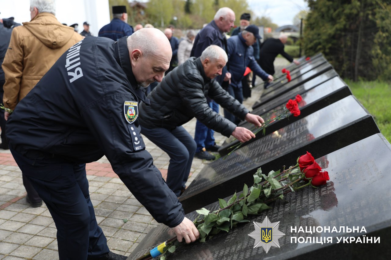 На фотографії зображено вшанування у 40 роковини памʼяті жертв катастрофи на Чорнобильській АЕС.