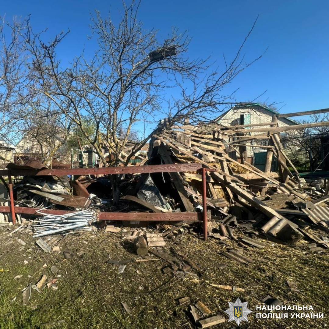 На фото зображено наслідки ворожого обстрілу