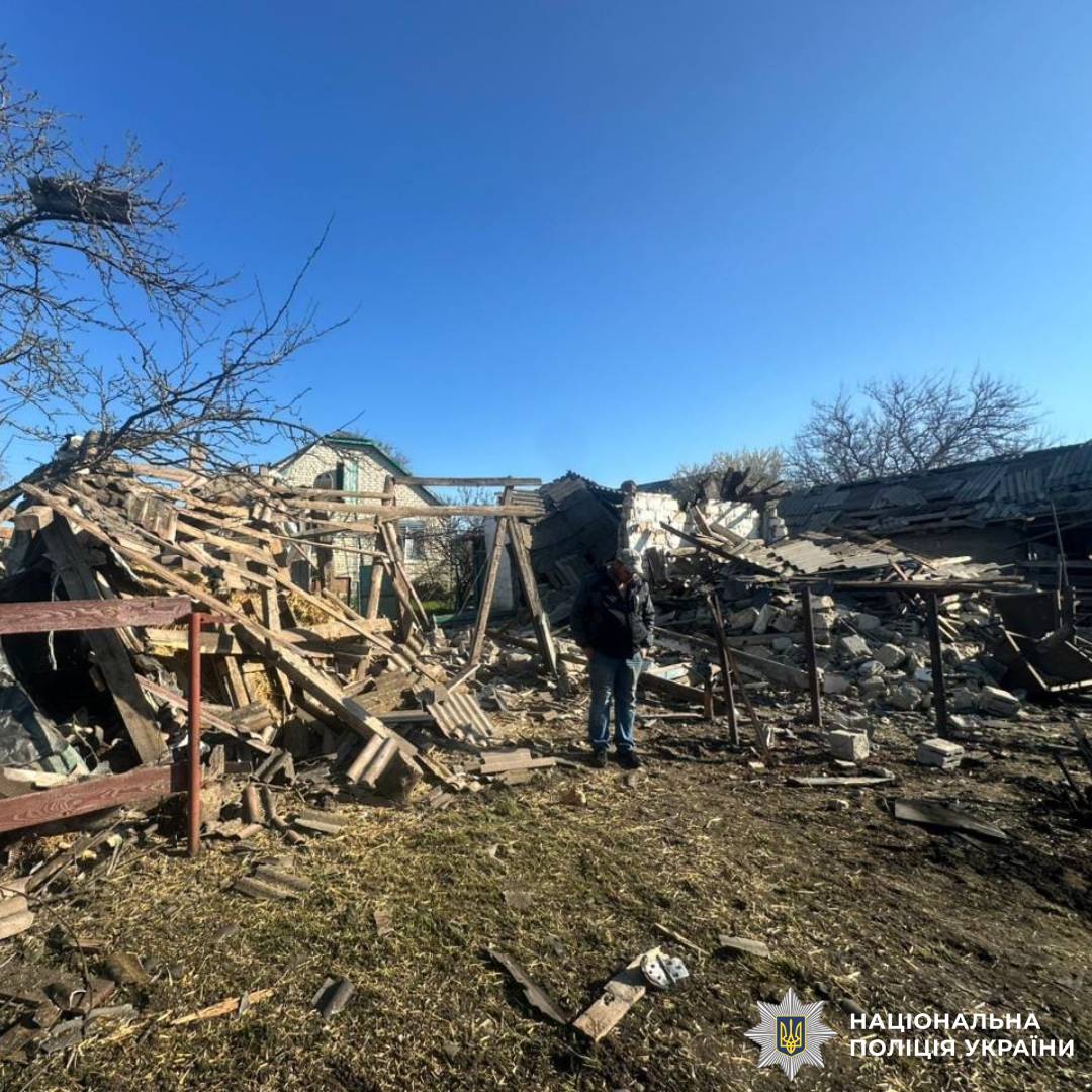 На фото зображено наслідки ворожого обстрілу