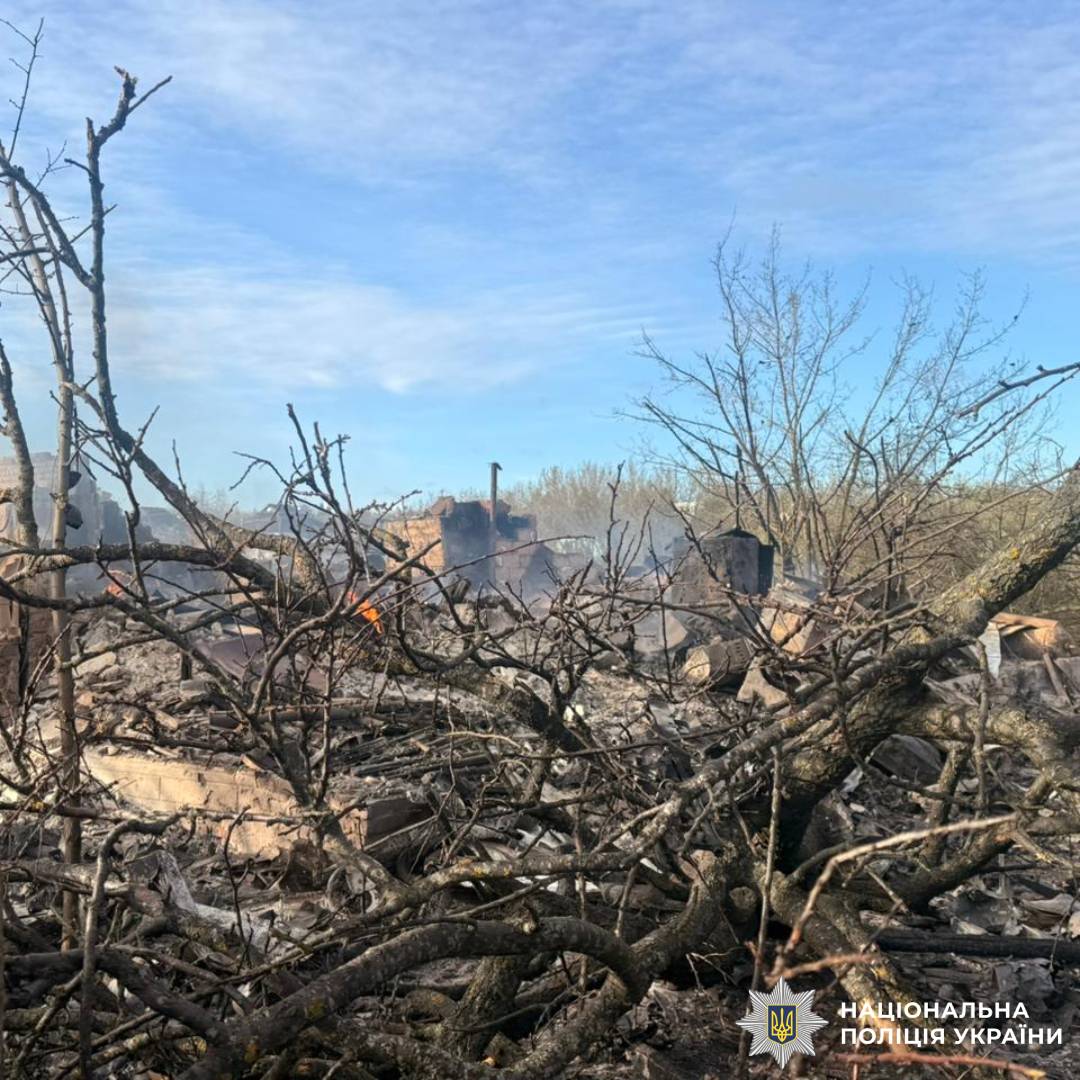 На фото зображено наслідки ворожого обстрілу