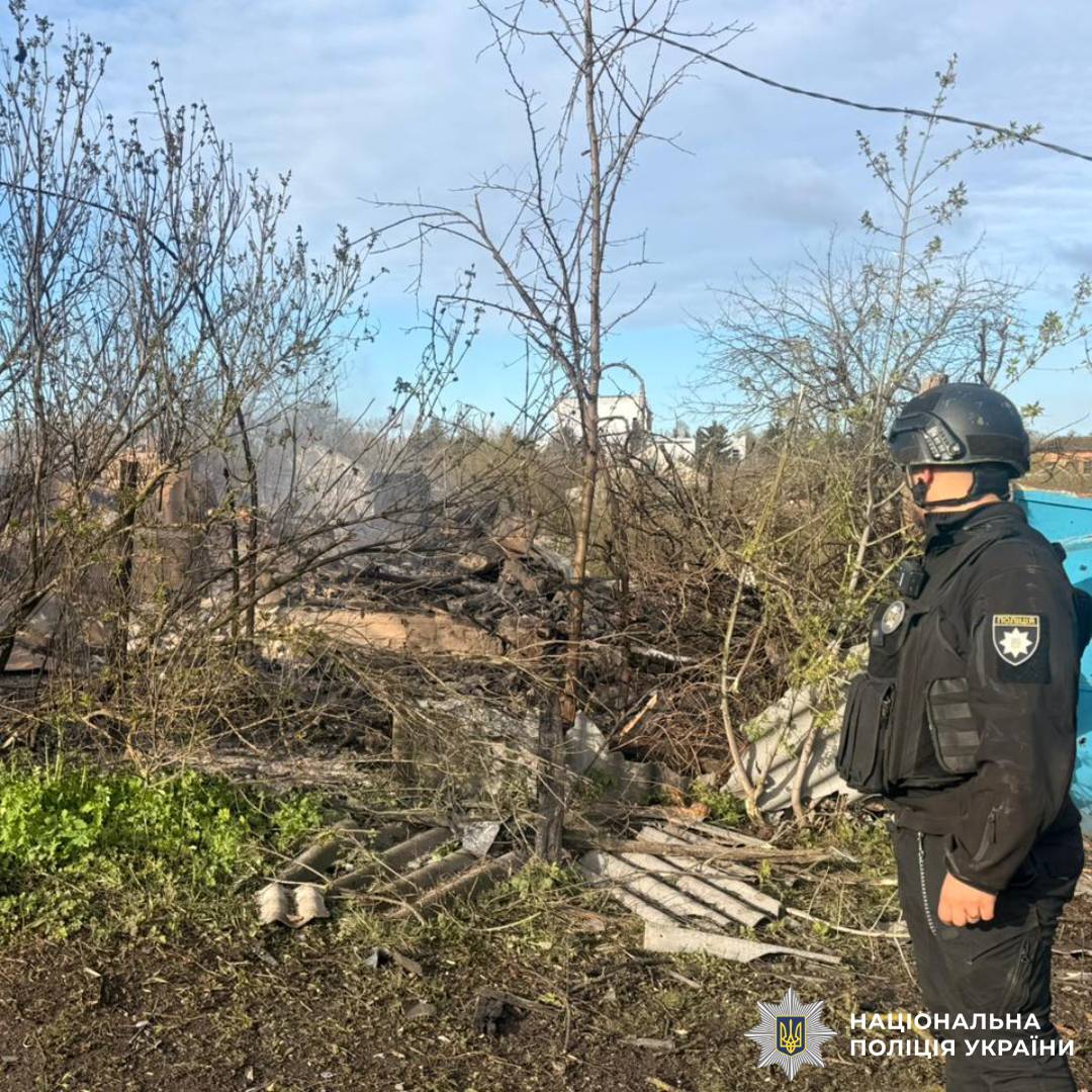 На фото зображено наслідки ворожого обстрілу