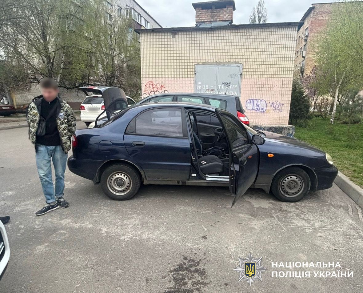 На фото зображена викрадена автівка