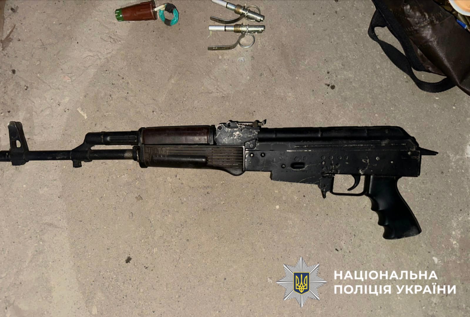 На фотографії зображено виявлені та вилучені речові докази, які підтверджують незаконну діяльність фігуранта.