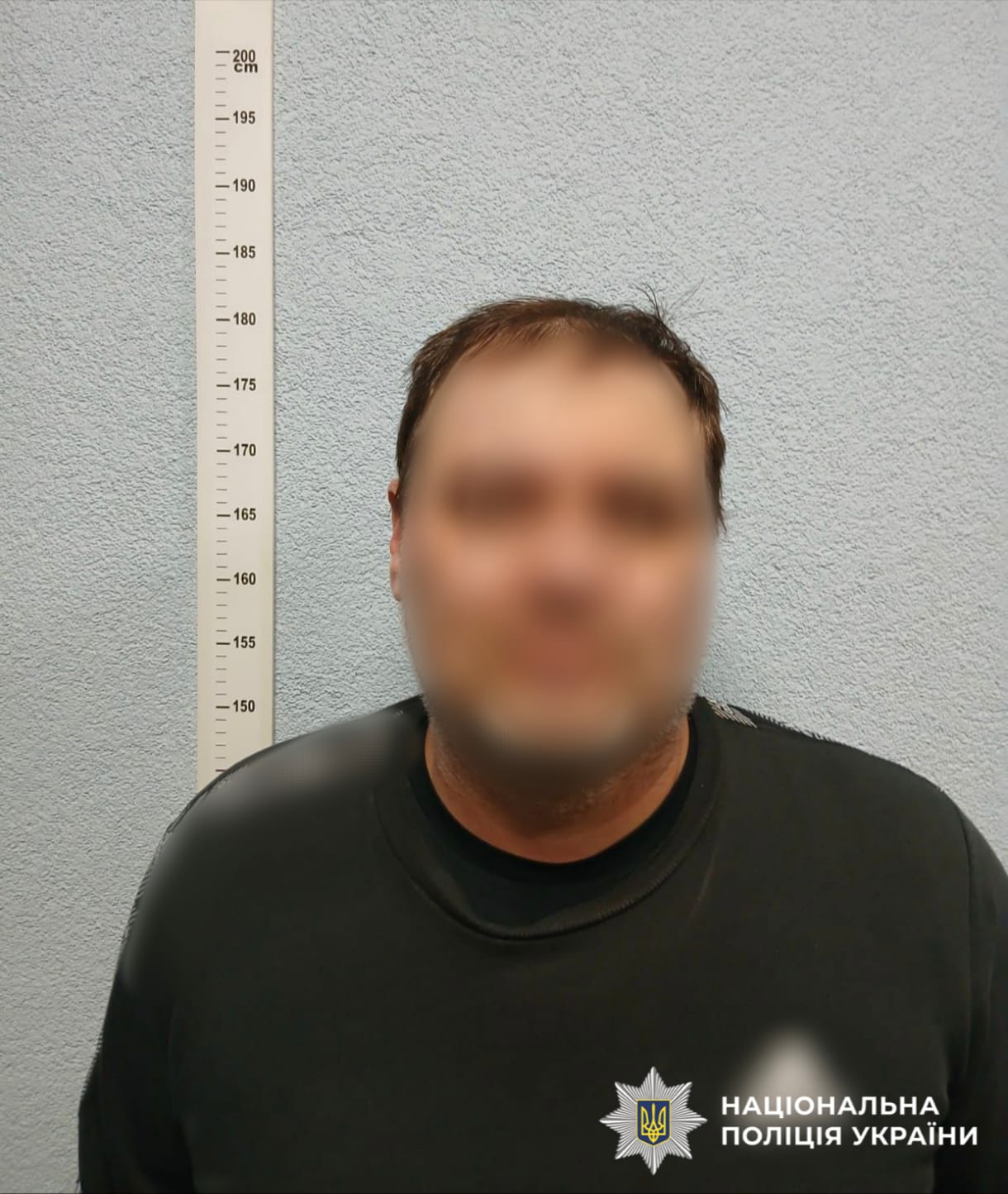 На фотографії зображено зловмисника, якому організував незаконну схему з продажу вогнепальної зброї, бойових припасів та вибухових пристроїв.