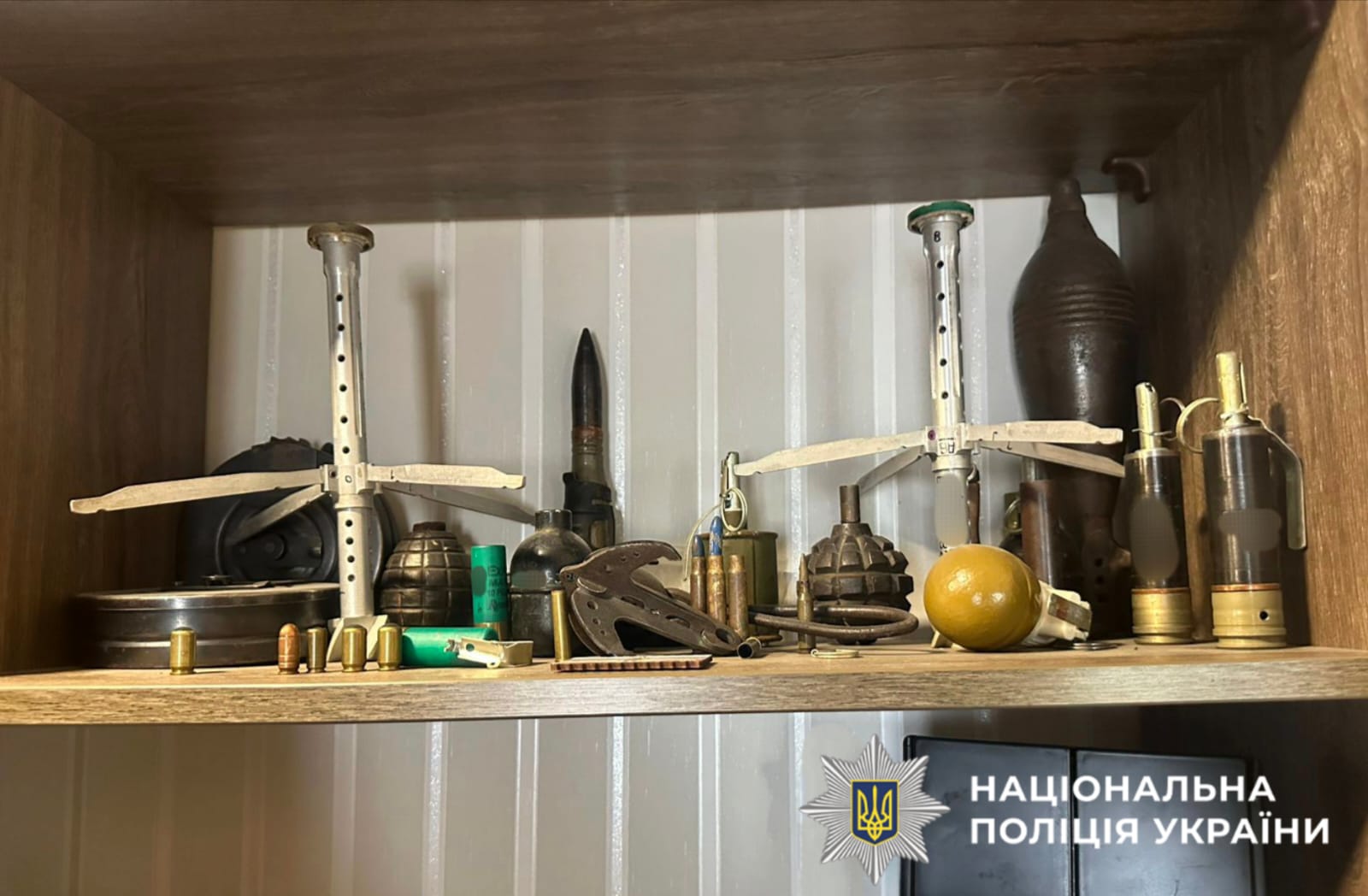 На фотографії зображено виявлені та вилучені речові докази, які підтверджують незаконну діяльність фігуранта.