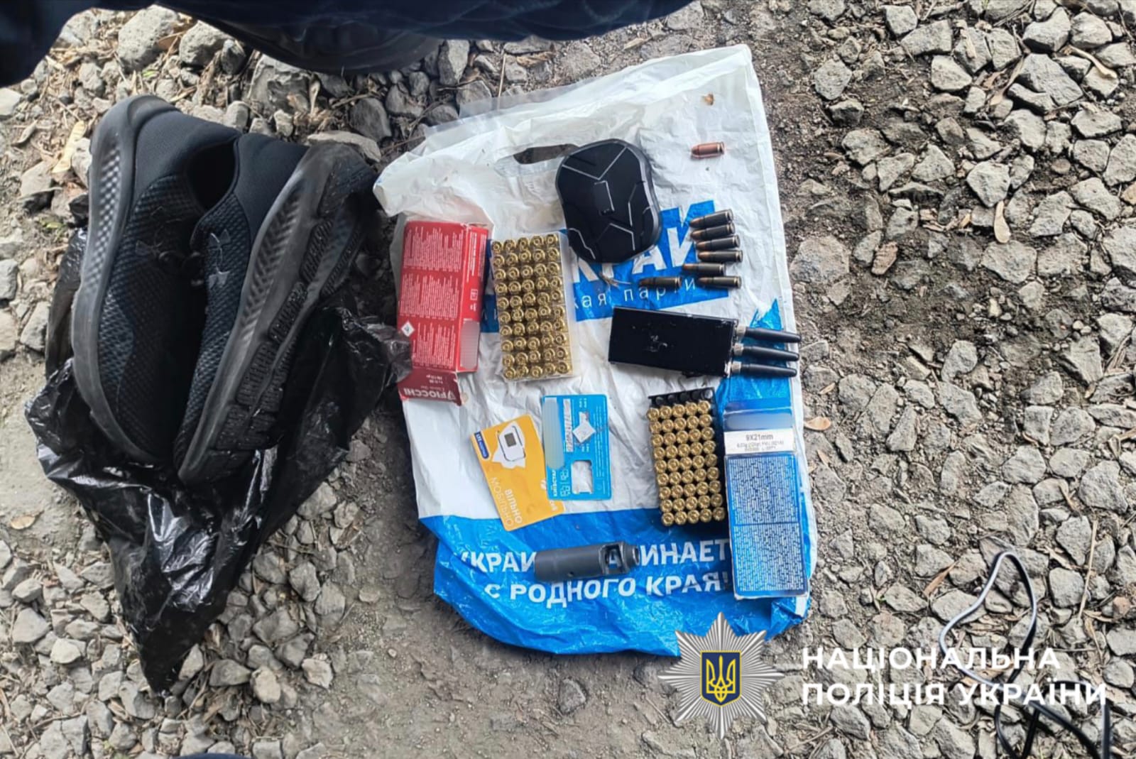 На фотографії зображено виявлені та вилучені речові докази, які підтверджують незаконну діяльність фігуранта.