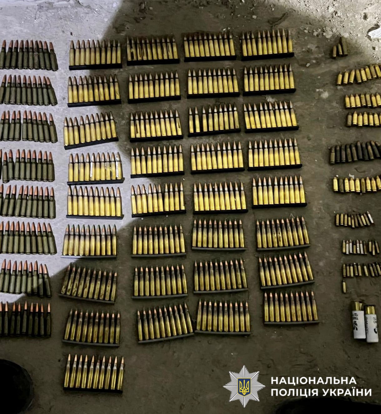 На фотографії зображено виявлені та вилучені речові докази, які підтверджують незаконну діяльність фігуранта.