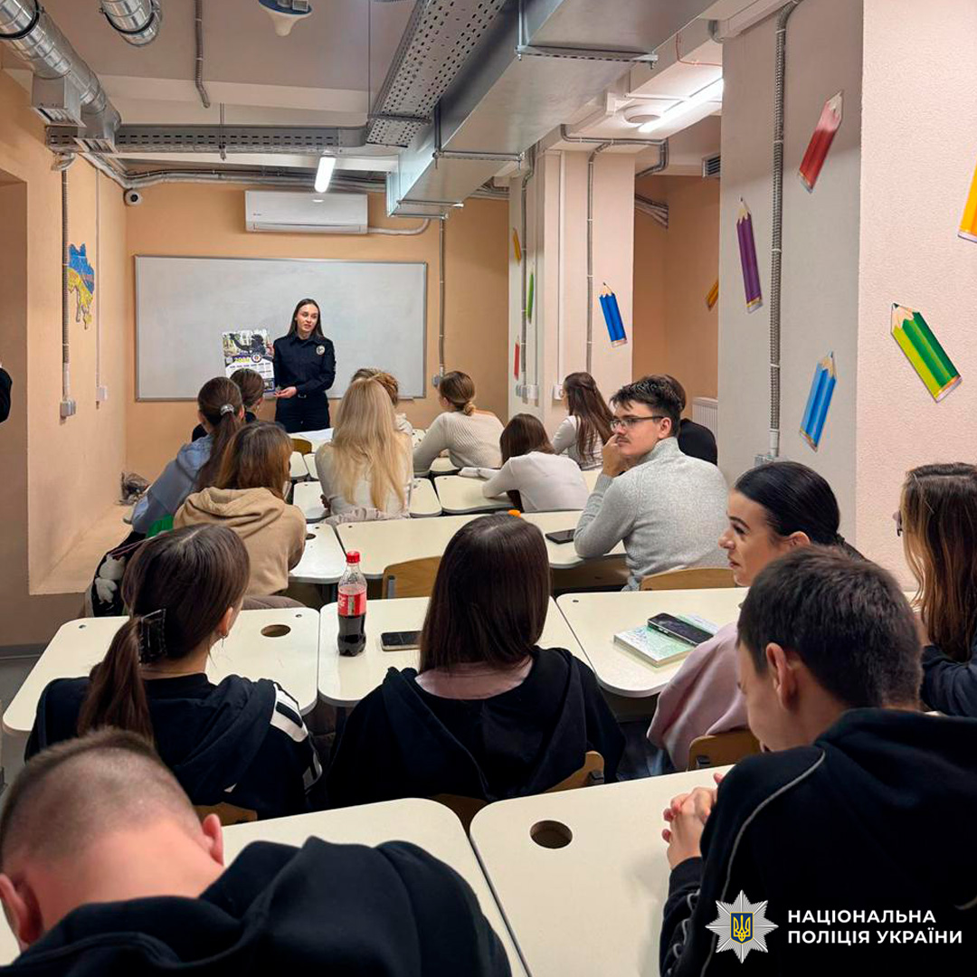 Класна кімната, де учні сидять за партами й уважно слухають виступ.