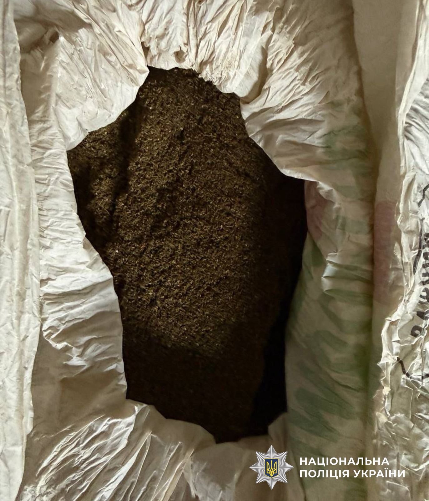 На фотографії зображено виявлені та вилучені речові докази.