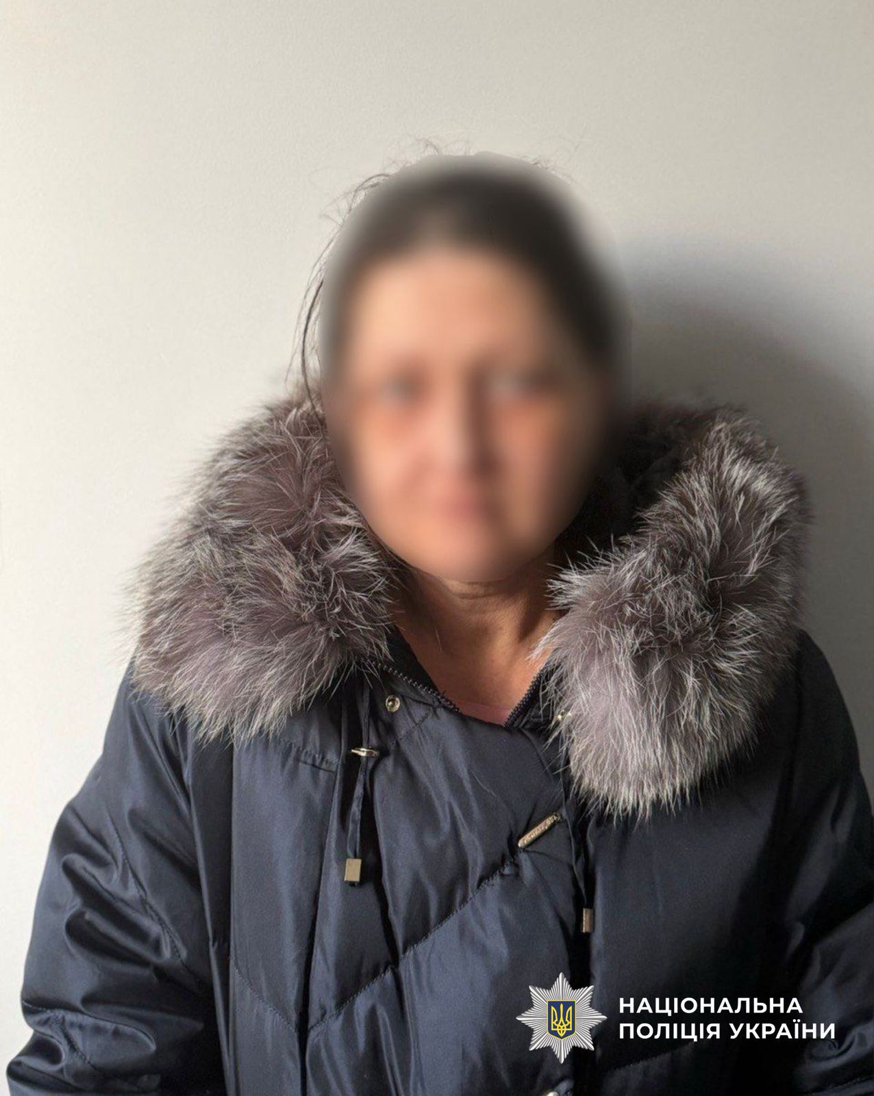 На фотографії зображено зловмисницю, яка придбала й зберігала наркотичні засоби з метою подальшого збуту.