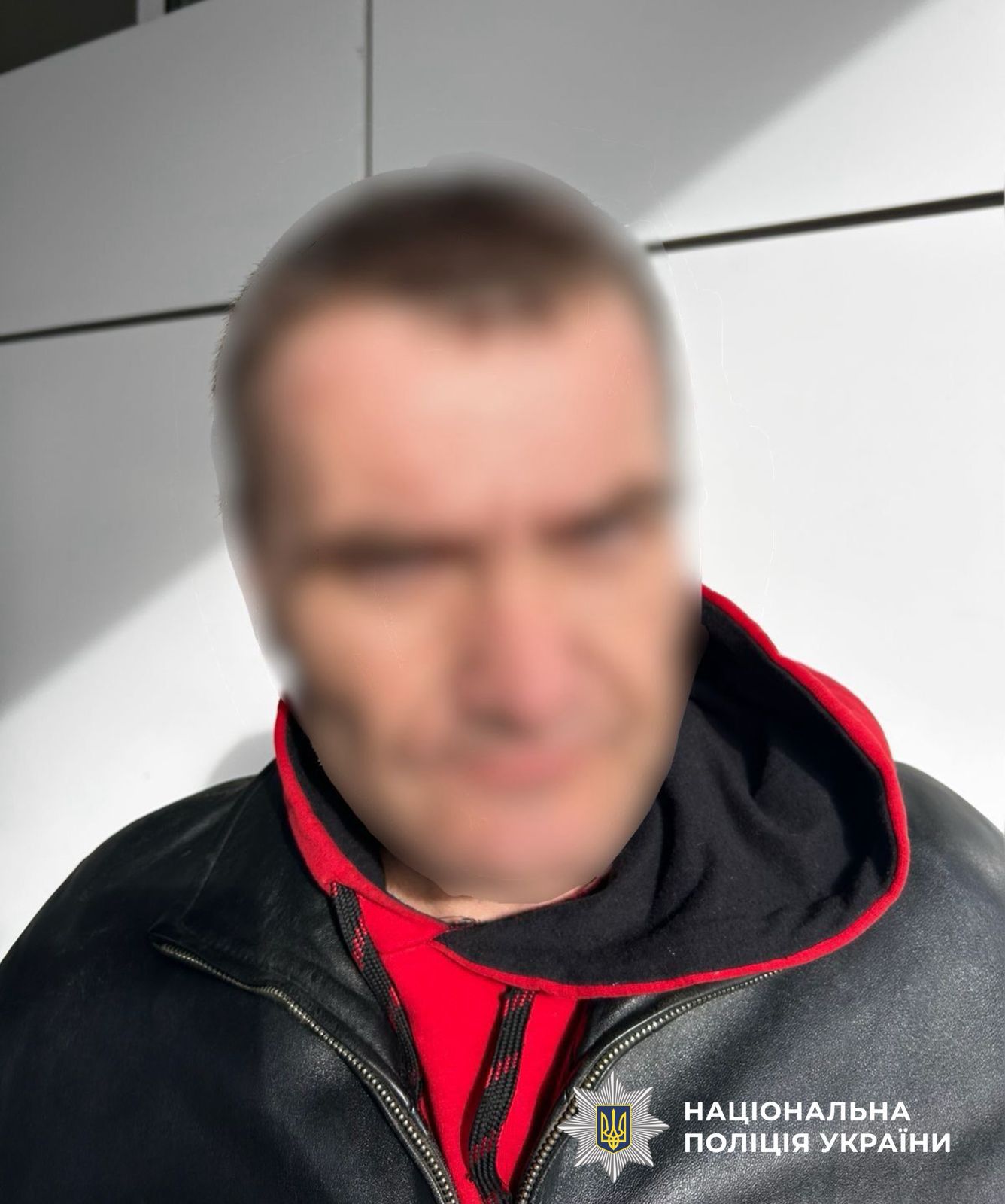 На фотографії зображено зловмисника, який придбав й зберігав наркотичні засоби з метою подальшого збуту.