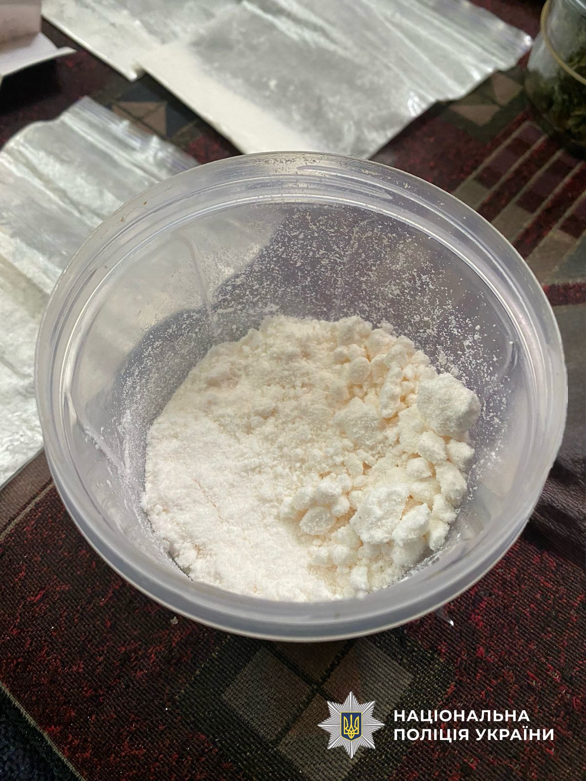 На фотографії зображено виявлені та вилучені речові докази.