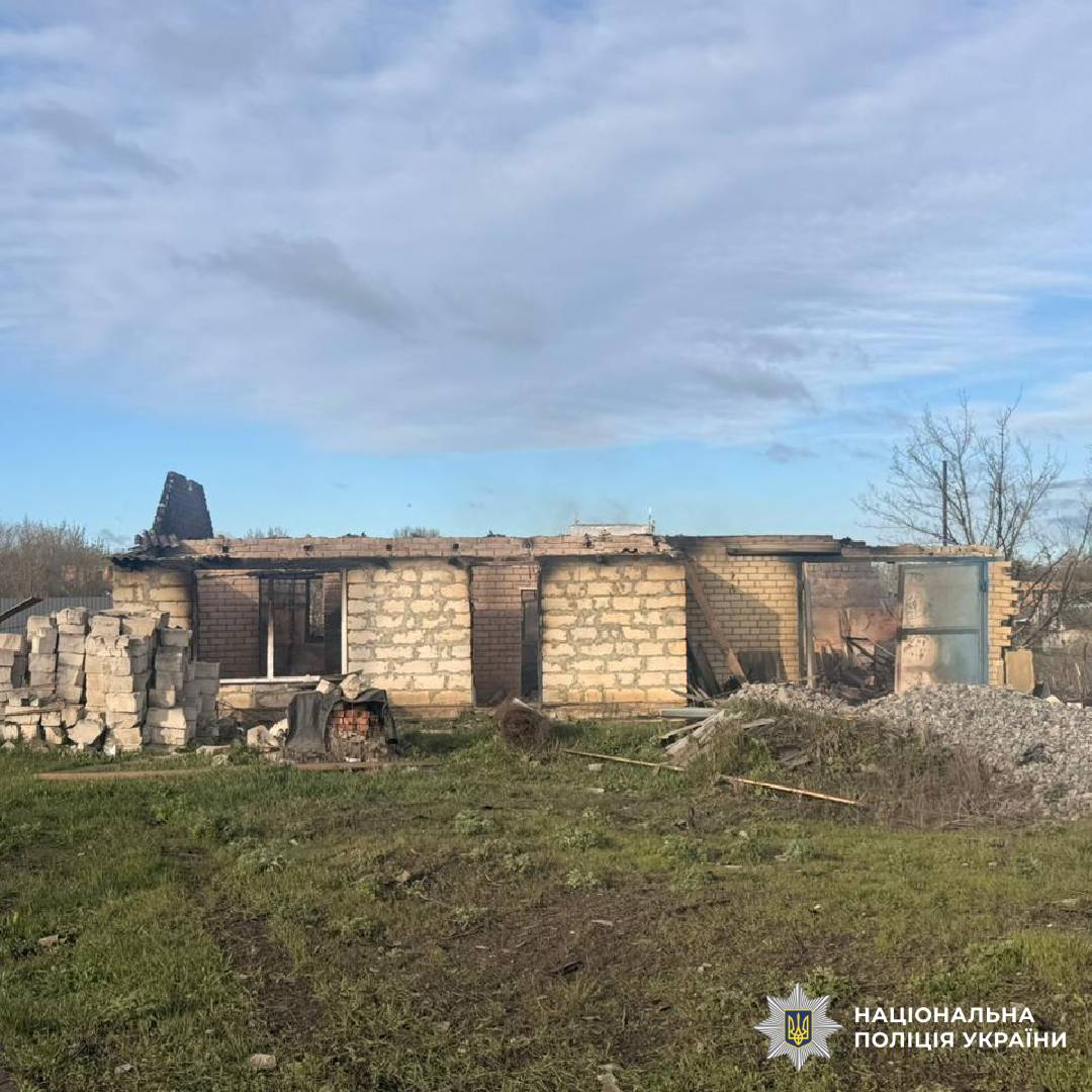 На фото зображено наслідки ворожого обстрілу