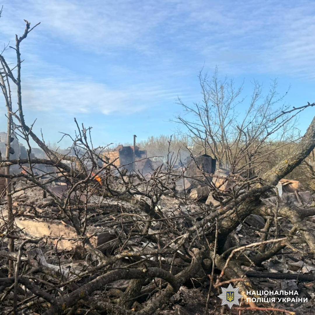 На фото зображено наслідки ворожого обстрілу