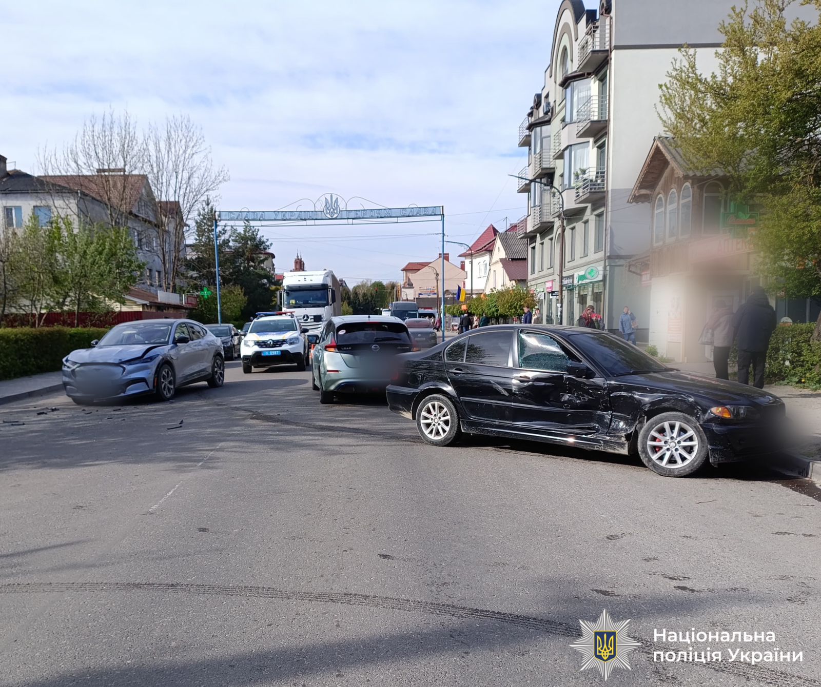 На місце події одразу виїхали слідчо-оперативна група та група реагування патрульної поліції.