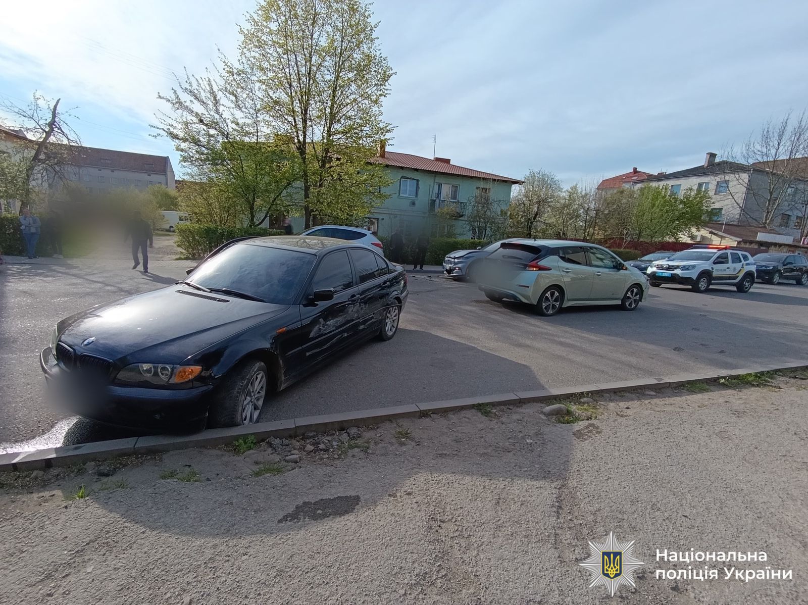 Попередньо встановлено, що відбулося зіткнення трьох автомобілів — «BMW», «Ford Mustang» та «Nissan Leaf».