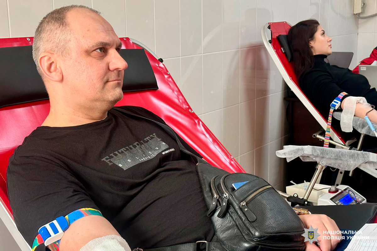 Двоє донорів сидять у спеціальних кріслах із підключеною системою, турнікетами та трубками.