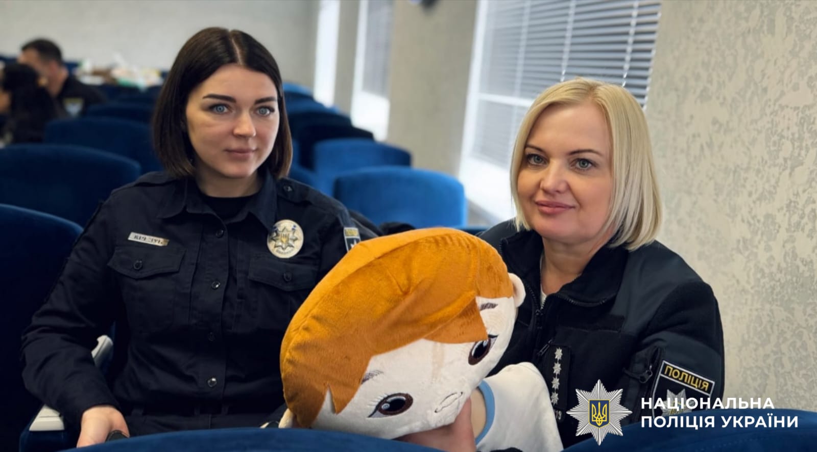 На фотографії зображено проведення тренінгу для поліцейських Київщини, спрямованого на підвищення професійності у роботі з найвразливішими – дітьми.