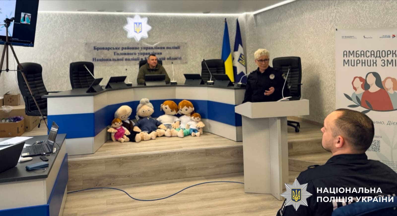 На фотографії зображено проведення тренінгу для поліцейських Київщини, спрямованого на підвищення професійності у роботі з найвразливішими – дітьми.