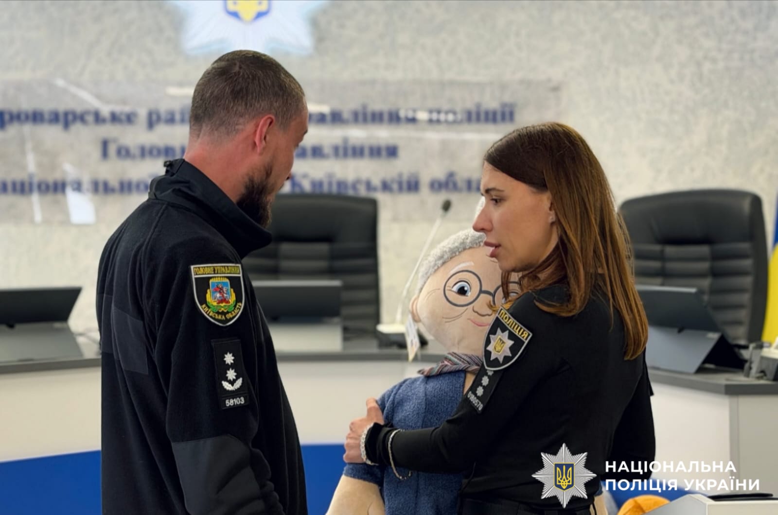 На фотографії зображено проведення тренінгу для поліцейських Київщини, спрямованого на підвищення професійності у роботі з найвразливішими – дітьми.