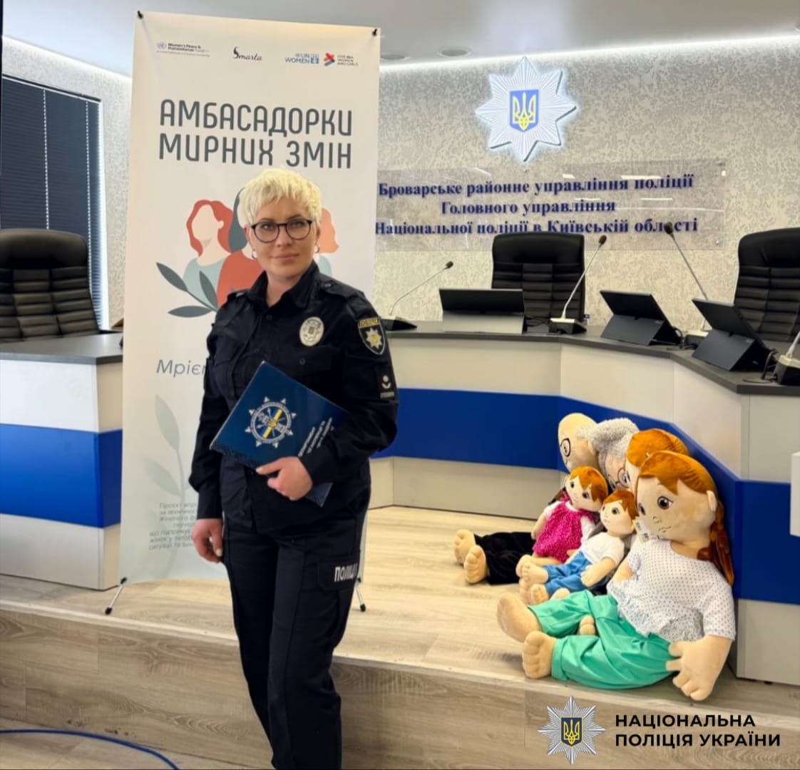 На фотографії зображено проведення тренінгу для поліцейських Київщини, спрямованого на підвищення професійності у роботі з найвразливішими – дітьми.